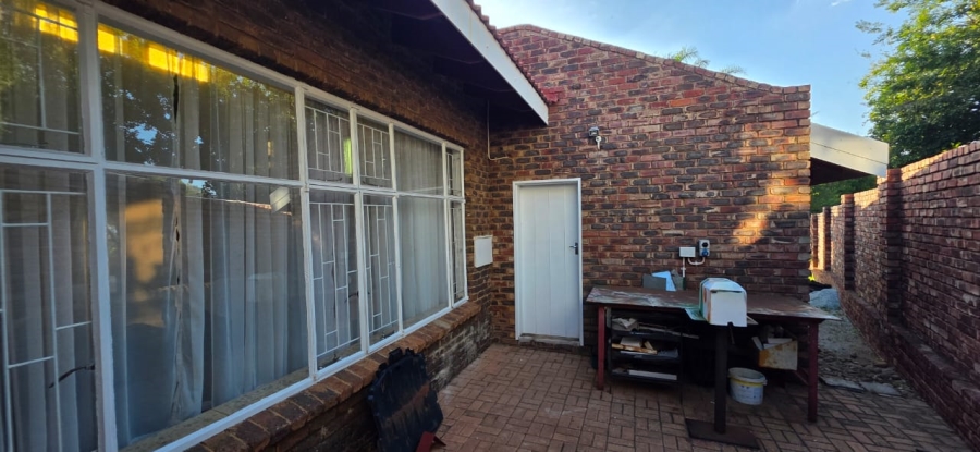 5 Bedroom Property for Sale in Wilkoppies North West
